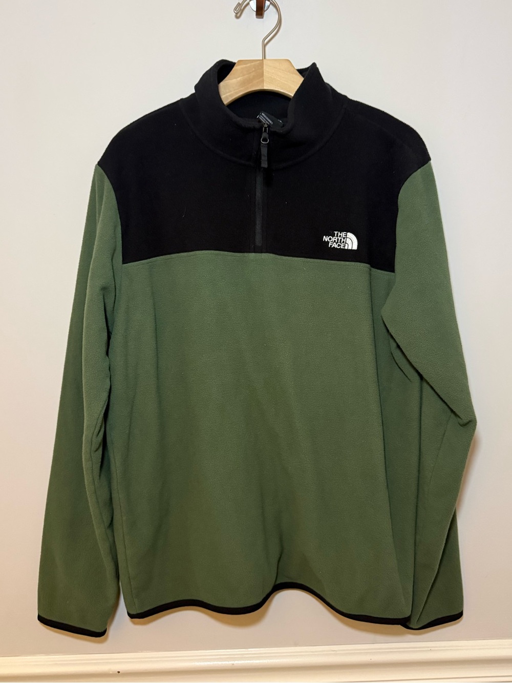 The North Face mens black and green Glacier 1/4-Zip Fleece. L
